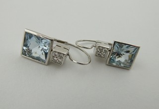 ATRAKTIVNÍ NÁUŠNICE S VELKÝMI PŘÍRODNÍMI AKVAMARÍNY A DIAMANTY