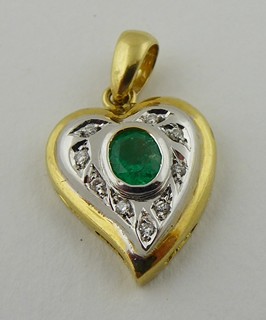ZLATÝ PŘÍVĚSEK S PŘÍRODNÍM SMARAGDEM A PŘÍRODNÍMI DIAMANTY