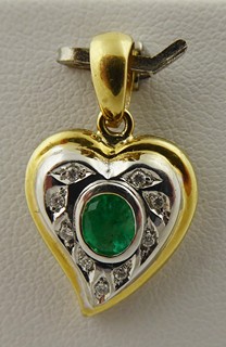 ZLATÝ PŘÍVĚSEK S PŘÍRODNÍM SMARAGDEM A PŘÍRODNÍMI DIAMANTY