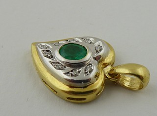 ZLATÝ PŘÍVĚSEK S PŘÍRODNÍM SMARAGDEM A PŘÍRODNÍMI DIAMANTY