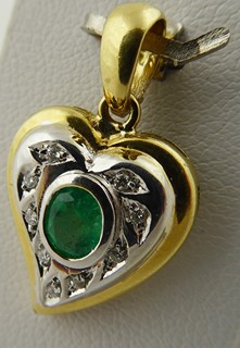 ZLATÝ PŘÍVĚSEK S PŘÍRODNÍM SMARAGDEM A PŘÍRODNÍMI DIAMANTY