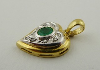 ZLATÝ PŘÍVĚSEK S PŘÍRODNÍM SMARAGDEM A PŘÍRODNÍMI DIAMANTY