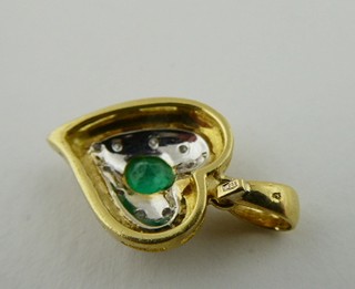 ZLATÝ PŘÍVĚSEK S PŘÍRODNÍM SMARAGDEM A PŘÍRODNÍMI DIAMANTY