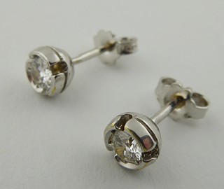 DIAMANTOVÉ NÁUŠNICE Z BÍLÉHO OSMNÁCTIKARÁTOVÉHO ZLATA