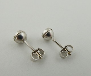 DIAMANTOVÉ NÁUŠNICE Z BÍLÉHO OSMNÁCTIKARÁTOVÉHO ZLATA