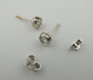 DIAMANTOVÉ NÁUŠNICE Z BÍLÉHO OSMNÁCTIKARÁTOVÉHO ZLATA