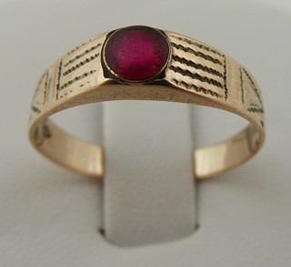 PRSTEN SE ZLATEM A ČERVENÝM KAMÍNKEM