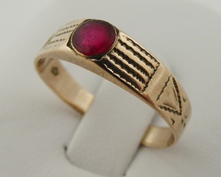 PRSTEN SE ZLATEM A ČERVENÝM KAMÍNKEM