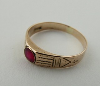 PRSTEN SE ZLATEM A ČERVENÝM KAMÍNKEM