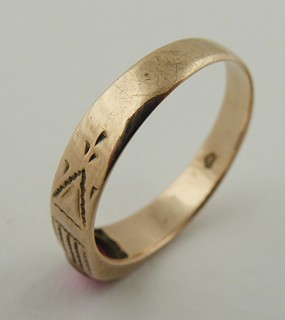 PRSTEN SE ZLATEM A ČERVENÝM KAMÍNKEM