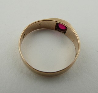 PRSTEN SE ZLATEM A ČERVENÝM KAMÍNKEM