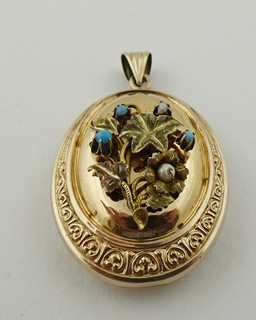 ZLACENÝ STŘÍBRNÝ OTEVÍRACÍ MEDAILON S PERLIČKAMI A TYRKYSY