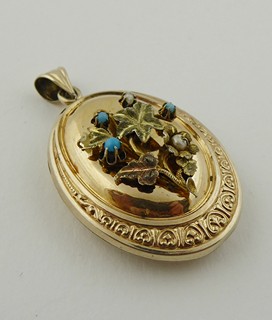 ZLACENÝ STŘÍBRNÝ OTEVÍRACÍ MEDAILON S PERLIČKAMI A TYRKYSY