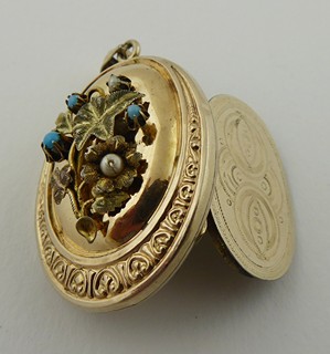 ZLACENÝ STŘÍBRNÝ OTEVÍRACÍ MEDAILON S PERLIČKAMI A TYRKYSY