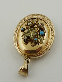 ZLACENÝ STŘÍBRNÝ OTEVÍRACÍ MEDAILON S PERLIČKAMI A TYRKYSY