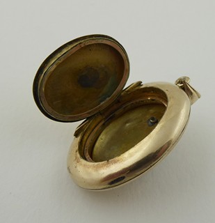 ZLACENÝ STŘÍBRNÝ OTEVÍRACÍ MEDAILON S PERLIČKAMI A TYRKYSY