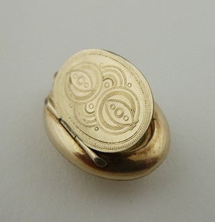 ZLACENÝ STŘÍBRNÝ OTEVÍRACÍ MEDAILON S PERLIČKAMI A TYRKYSY