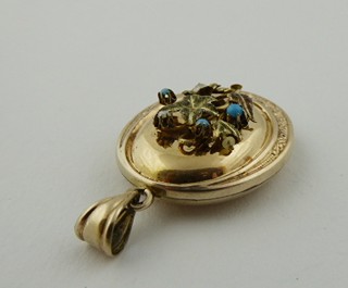 ZLACENÝ STŘÍBRNÝ OTEVÍRACÍ MEDAILON S PERLIČKAMI A TYRKYSY