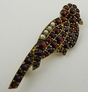 ZLACENÁ STŘÍBRNÁ BROŽ S ČESKÝMI GRANÁTY A PERLIČKAMI - PTÁČEK