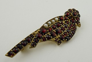 ZLACENÁ STŘÍBRNÁ BROŽ S ČESKÝMI GRANÁTY A PERLIČKAMI - PTÁČEK