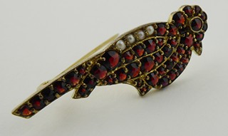 ZLACENÁ STŘÍBRNÁ BROŽ S ČESKÝMI GRANÁTY A PERLIČKAMI - PTÁČEK