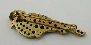 ZLACENÁ STŘÍBRNÁ BROŽ S ČESKÝMI GRANÁTY A PERLIČKAMI - PTÁČEK