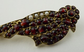 ZLACENÁ STŘÍBRNÁ BROŽ S ČESKÝMI GRANÁTY A PERLIČKAMI - PTÁČEK