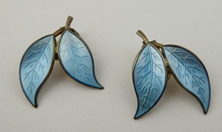 STŘÍBRNÉ NÁUŠNICE S TYRKYSOVÝM EMAILEM - WILLY WINNAES