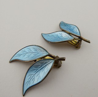 STŘÍBRNÉ NÁUŠNICE S TYRKYSOVÝM EMAILEM - WILLY WINNAES