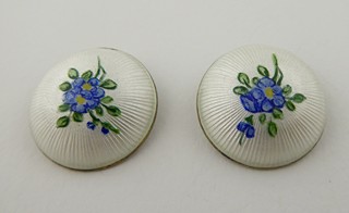 STŘÍBRNÉ NÁUŠNICE S BÍLÝM EMAILEM A KYTIČKAMI - FINN JENSEN, NORSKO