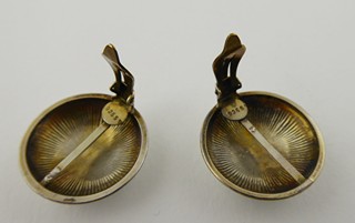 STŘÍBRNÉ NÁUŠNICE S BÍLÝM EMAILEM A KYTIČKAMI - FINN JENSEN, NORSKO