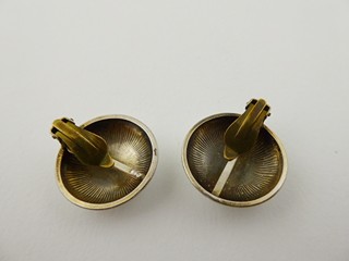 STŘÍBRNÉ NÁUŠNICE S BÍLÝM EMAILEM A KYTIČKAMI - FINN JENSEN, NORSKO