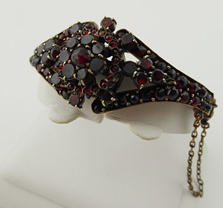 NÁRAMEK S PRAVÝMI ČESKÝMI GRANÁTY