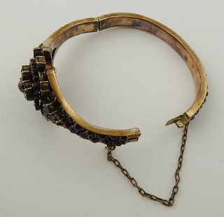 NÁRAMEK S PRAVÝMI ČESKÝMI GRANÁTY