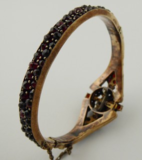 NÁRAMEK S PRAVÝMI ČESKÝMI GRANÁTY