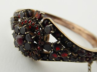 NÁRAMEK S PRAVÝMI ČESKÝMI GRANÁTY