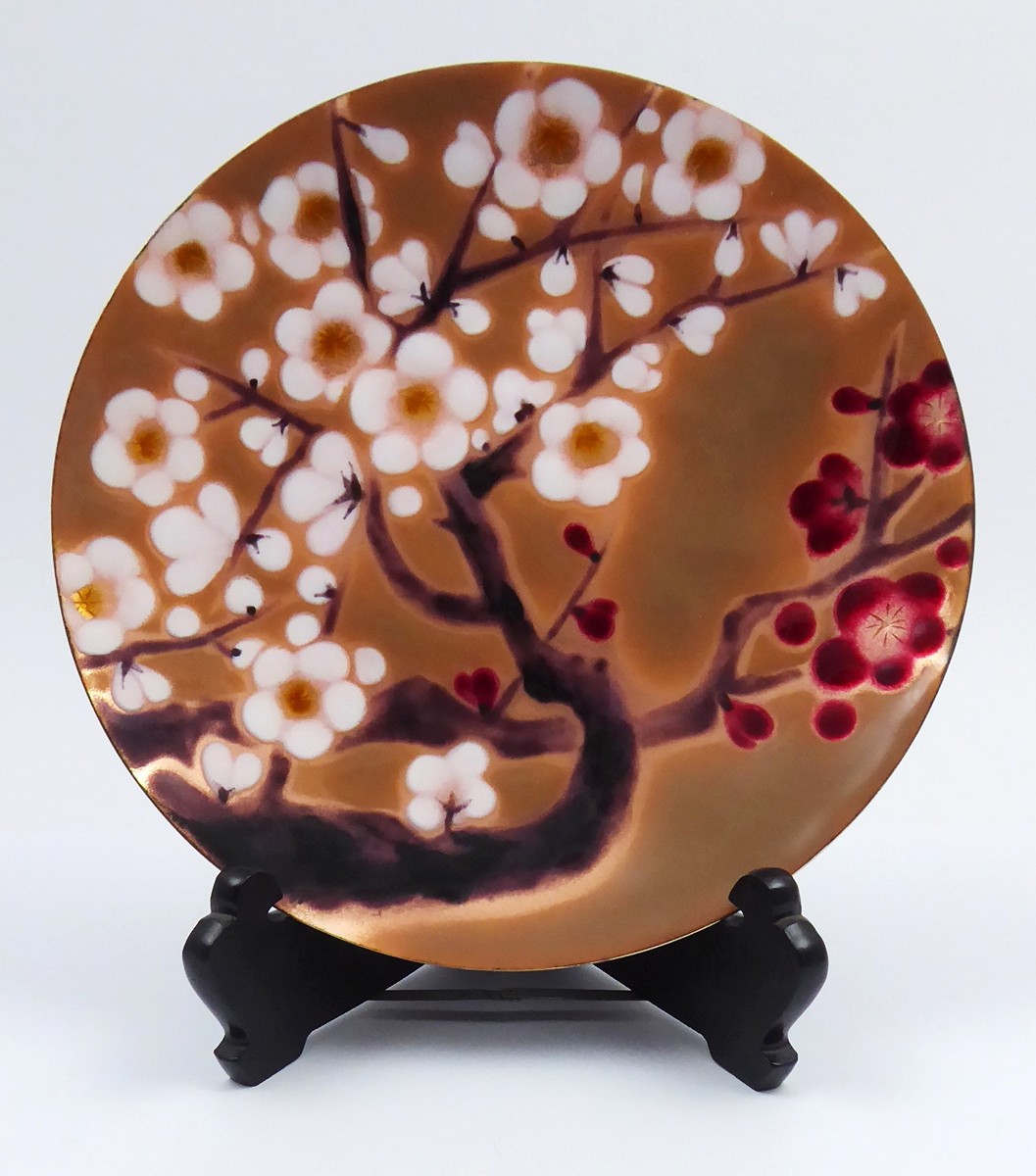 TALÍŘ S KVĚTY SAKURY A ŠVESTKY - ANDO CLOISONNÉ