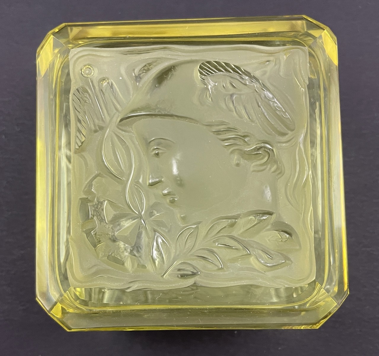 RUDOLF HLOUŠEK (1909-1992) - ART DECO DÓZA Z CITRÍNOVÉHO SKLA S PORTRÉTEM MERKURA