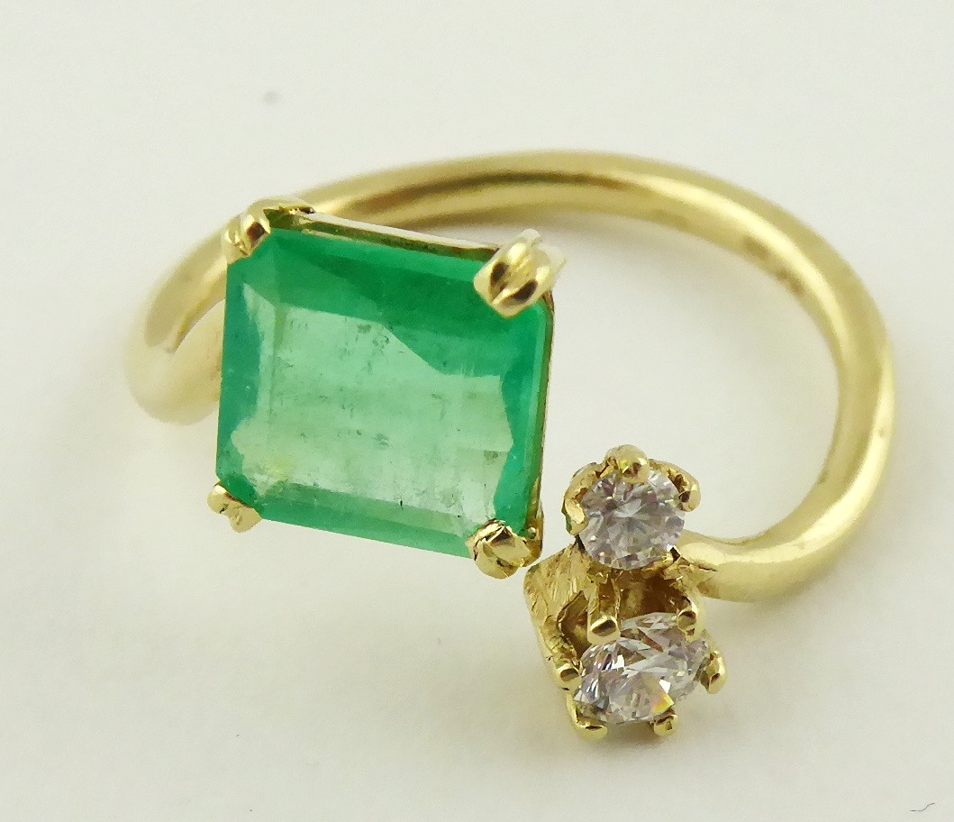 ZLATÝ PRSTEN S PŘÍRODNÍM SMARAGDEM A PŘÍRODNÍMI DIAMANTY
