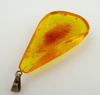 VELKÝ PŘÍVĚSEK S JANTAREM - FISCHLAND SCHMUCK