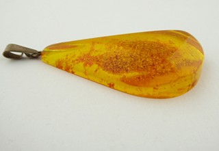 VELKÝ PŘÍVĚSEK S JANTAREM - FISCHLAND SCHMUCK