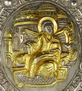 ZLACENÝ STŘÍBRNÝ RELIÉF S VÝJEVEM SVATÉHO JANA EVANGELISTY