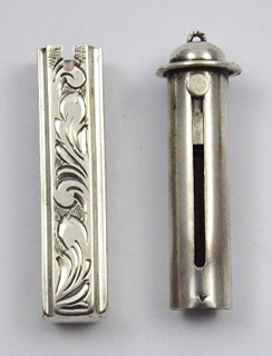 STŘÍBRNÉ POUZDRO NA RTĚNKU S ORNAMENTY