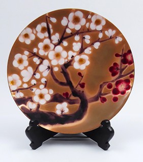 TALÍŘ S KVĚTY SAKURY A ŠVESTKY - ANDO CLOISONNÉ