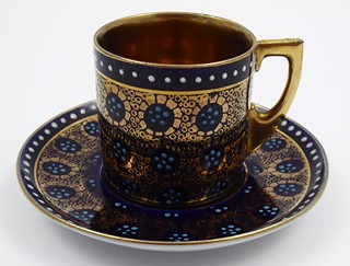 KOBALTOVÝ MOKA ŠÁLEK S ORNAMENTY - ERNST WAHLISS A TRNOVANY