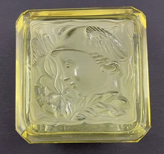 RUDOLF HLOUŠEK (1909-1992) - ART DECO DÓZA Z CITRÍNOVÉHO SKLA S PORTRÉTEM MERKURA