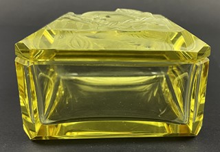 RUDOLF HLOUŠEK (1909-1992) - ART DECO DÓZA Z CITRÍNOVÉHO SKLA S PORTRÉTEM MERKURA