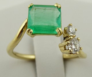 ZLATÝ PRSTEN S PŘÍRODNÍM SMARAGDEM A PŘÍRODNÍMI DIAMANTY