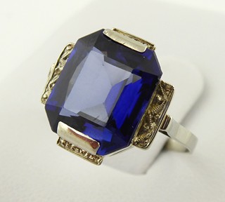 ART DECO PRSTEN Z BÍLÉHO ZLATA SE SAFÍREM