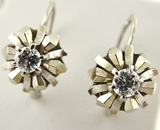 NÁUŠNICE Z BÍLÉHO ZLATA S PŘÍRODNÍMI DIAMANTY - 0,30 CT